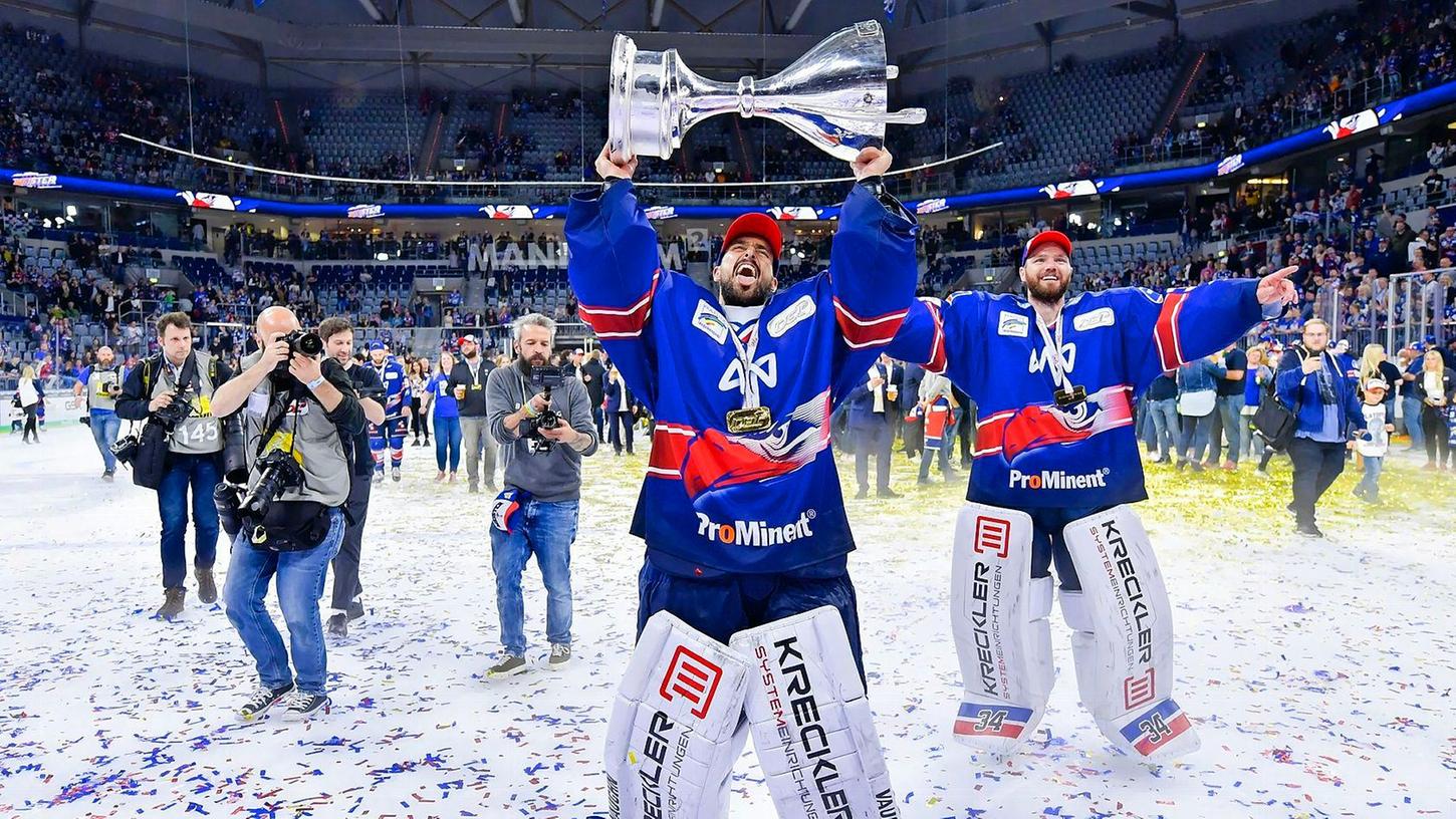 Eishockey-Torhüter Dennis Endras (l) beendet seine Karriere.