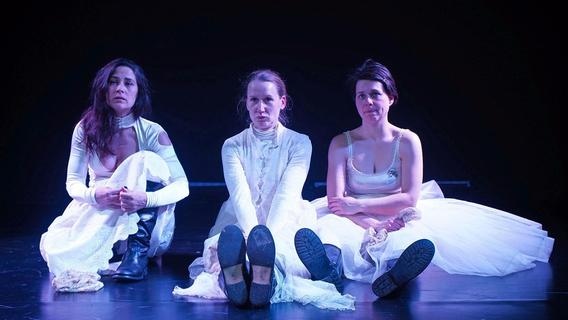 Drei Schwestern im Gostner Hoftheater, die ganz ohne Männer auskommen...