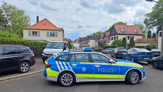 Mann soll Waffe gezogen haben: USK-Einheiten umstellen Wohnhaus in Nürnberg