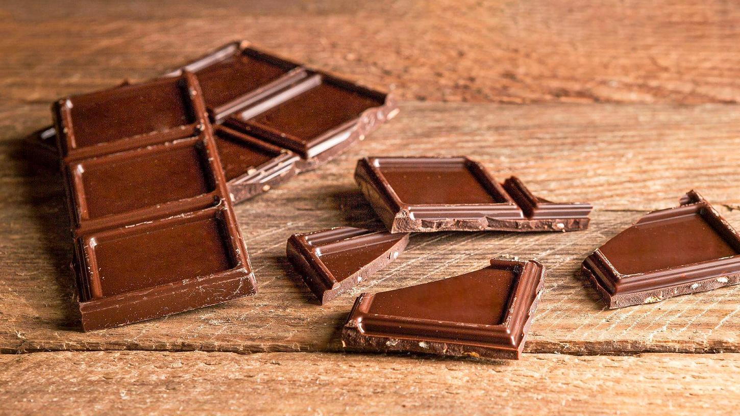 Durch Kunststoffteile kann der Verzehr einer beliebten Schokolade gefährlich werden.