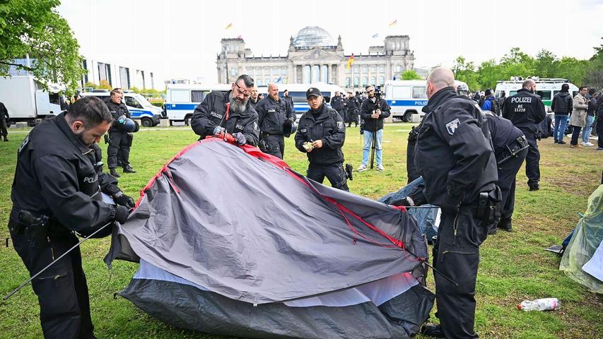 Polizeibeamte räumen ein Zelt des propalästinensischen Protestcamps ab.