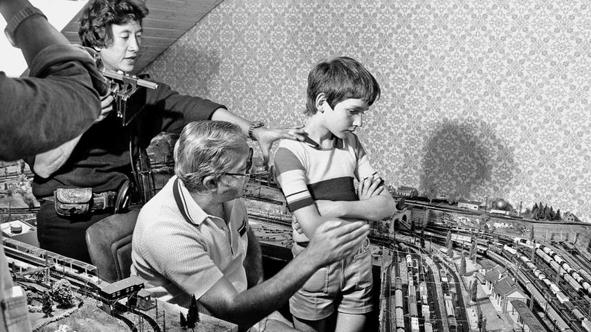 „Nürnberger Lausbub Fernsehstar in Japan“ titelten die NN 1977 über den 12-jährigen Andreas Dirnberger. In der Serie „Kinder der Welt“, produziert für die japanische Fernsehgesellschaft TBS, sollte er Kindern in Japan zeigen, wie ein Junge seines Alters in Deutschland lebt. Um das Bild eines eisenbahnbegeisterten Nürnberger Buben zu vermitteln, ließ das Fernsehteam ihn im Verkehrsmuseum auf dem „Adler“, der ersten Eisenbahn von Nürnberg nach Fürth, herumklettern und organisierte eine Modelleisenbahn-Anlage, mit der Andreas spielten sollte, da dieser keine hatte. So wurde er zum Eisenbahnfan – zumindest vor der Kamera. „Nürnberger Lausbub Fernsehstar in Japan“ titelten die NN 1977 über den 12-jährigen Andreas Dirnberger. In der Serie „Kinder der Welt“, produziert für die japanische Fernsehgesellschaft TBS, sollte er Kindern in Japan zeigen, wie ein Junge seines Alters in Deutschland lebt. Um das Bild eines eisenbahnbegeisterten Nürnberger Buben zu vermitteln, ließ das Fernsehteam ihn im Verkehrsmuseum auf dem „Adler“, der ersten Eisenbahn von Nürnberg nach Fürth, herumklettern und organisierte eine Modelleisenbahn-Anlage, mit der Andreas spielten sollte, da dieser keine hatte. So wurde er zum Eisenbahnfan – zumindest vor der Kamera.