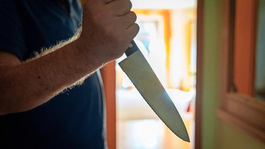 „Habe dazu nichts zu sagen“: Mann wirft Messer nach seiner Frau - und wird vor Gericht noch patzig