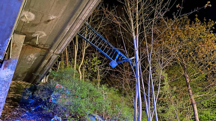 Autofahrer flüchtet in Franken vor der Polizei – bis sein Auto von einer Brücke stürzt