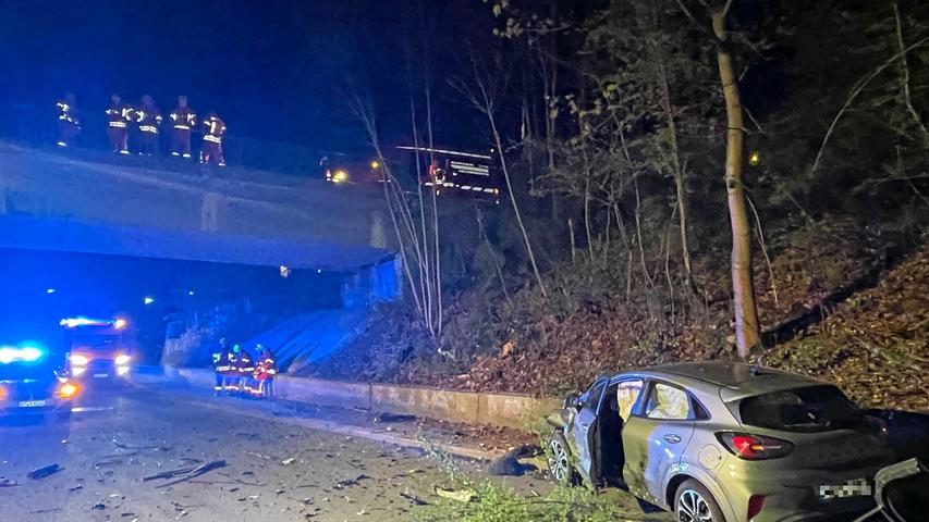 Autofahrer flüchtet in Franken vor der Polizei – bis sein Auto von einer Brücke stürzt