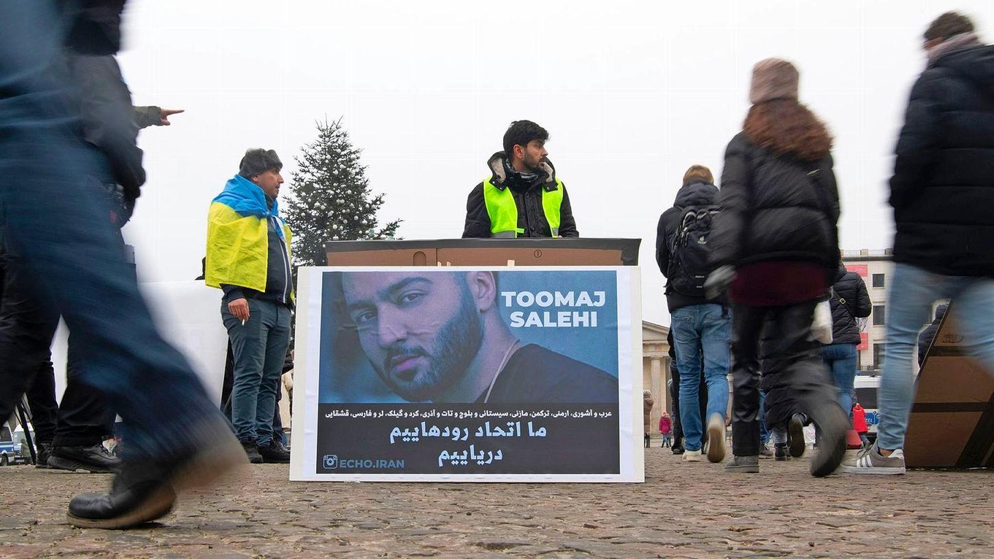 Solidaritätsaktion für den iranischen Rapper Tumadsch Salehi in Berlin (Archivbild).