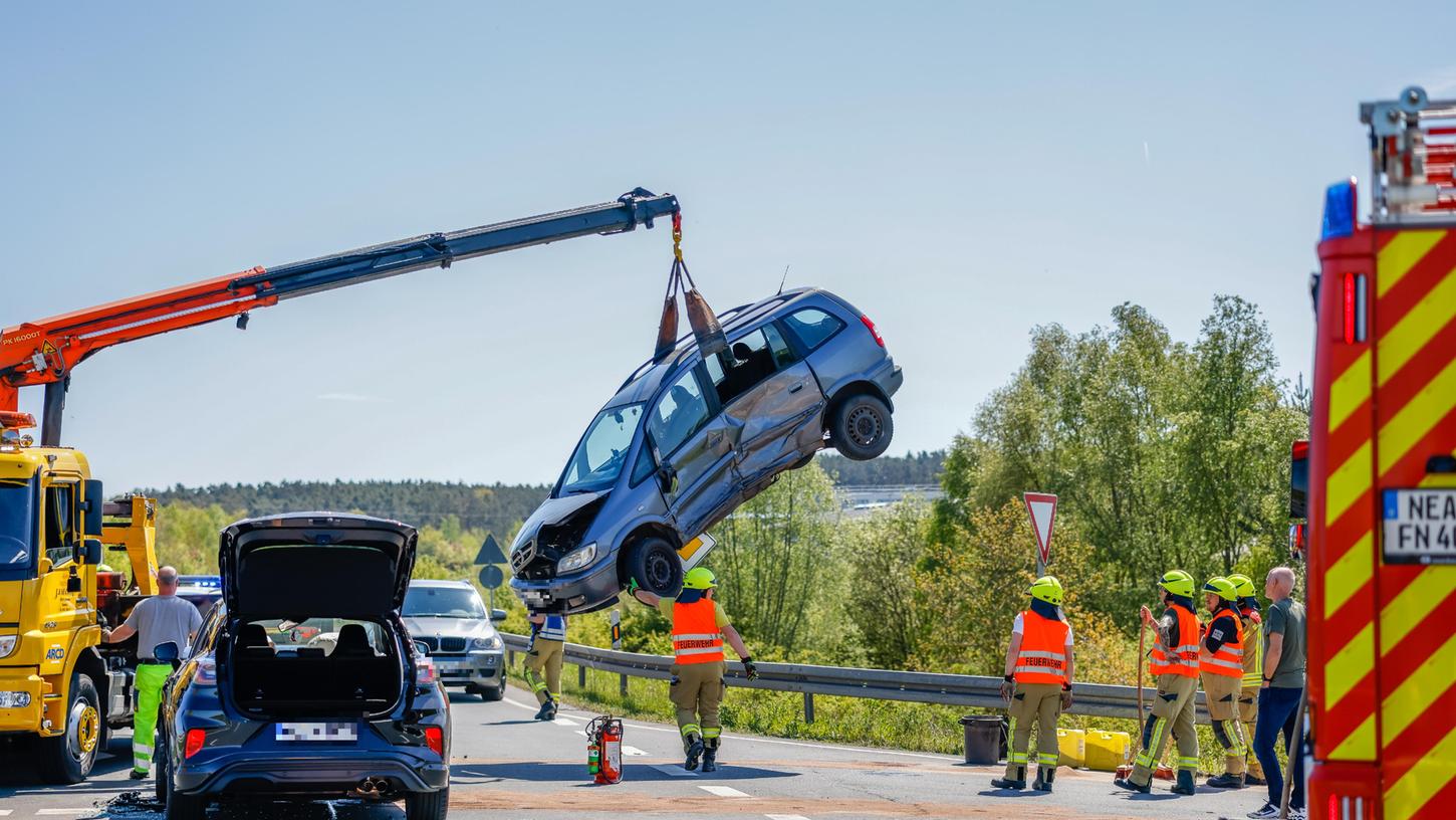 Nahe Kleinerlbach bei Neustadt an der Aisch kam es am Samstagmittag zu einem doppelten Unfall, ein Feuerwehrfahrzeug ist dabei während des Einsatzes beschädigt worden. 