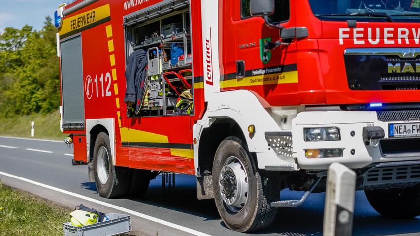 Nachdem es auf der B8 angefahren worden ist, war ein Feuerwehrfahrzeug nicht mehr fahrtüchtig. 