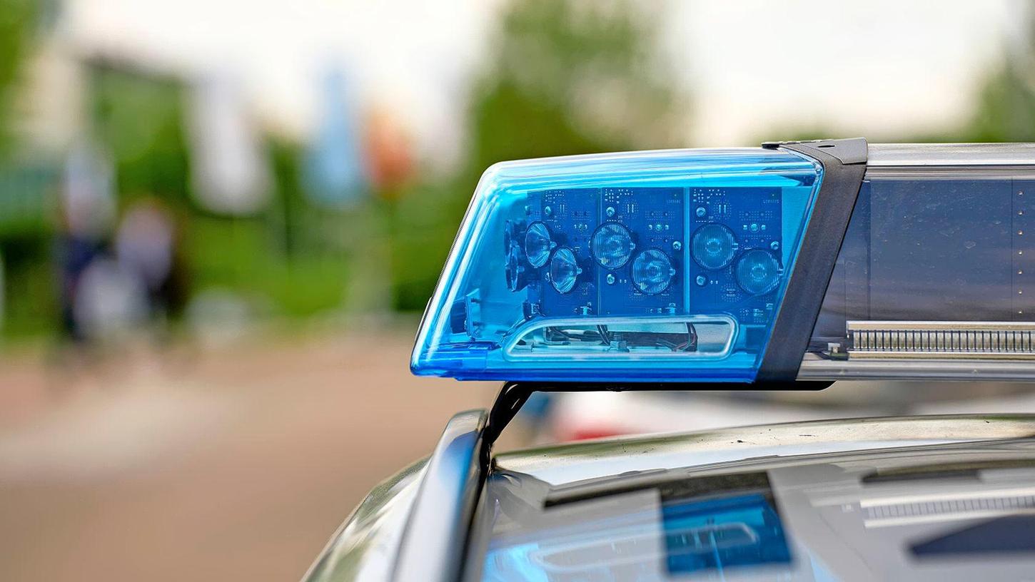 Die Polizei hat in Adelsdorf an einem Auto einen Unfallschaden festgestellt und sucht noch nach der Herkunft. (Symbolbild)