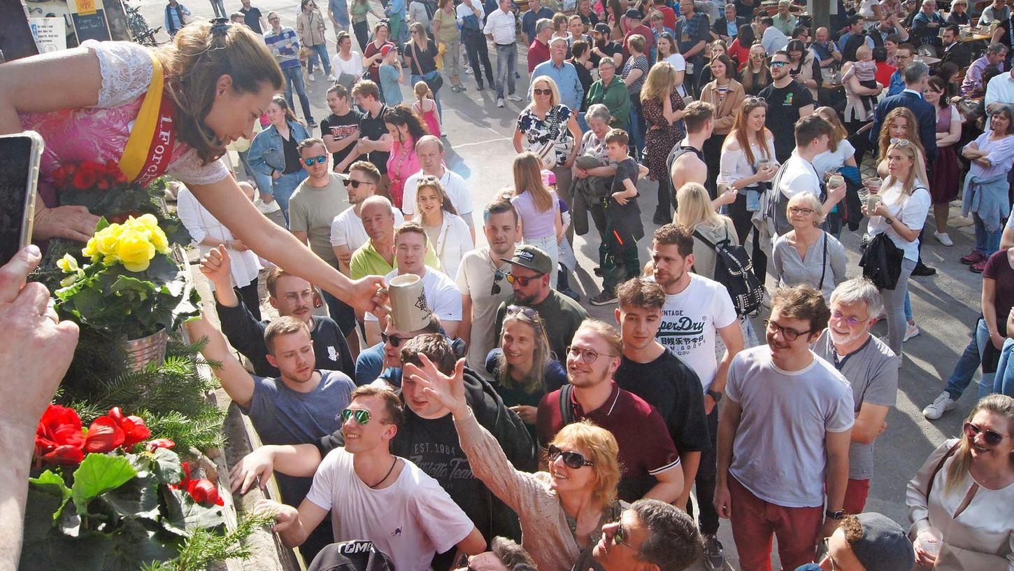 Auch 2023 herrschte großer Andrang als die Bierkönigin die Saison im Forchheimer Kellerwald eröffnete. Auch 2023 herrschte großer Andrang als die Bierkönigin die Saison im Forchheimer Kellerwald eröffnete.
