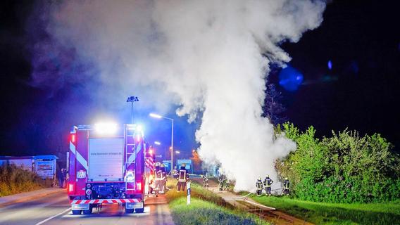 Große Rauchwolke in Eltersdorf: Kurz nach Mitternacht waren die Feuerwehren im Einsatz