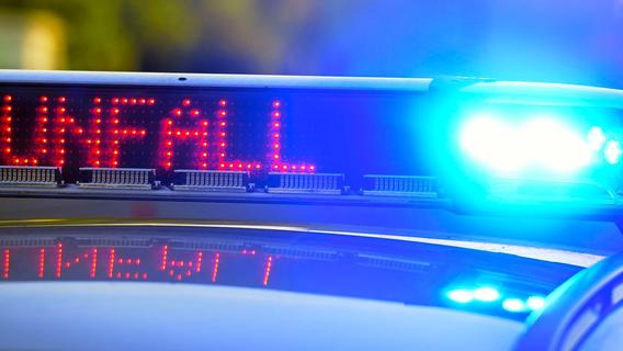 B4 in Franken nach schwerem Verkehrsunfall gesperrt - Drei Personen verletzt