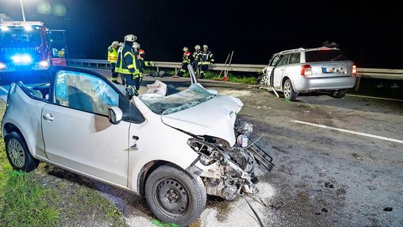 Feuerwehr muss Autodach entfernen: Drei Personen nach Autounfall auf der B4 in Franken verletzt