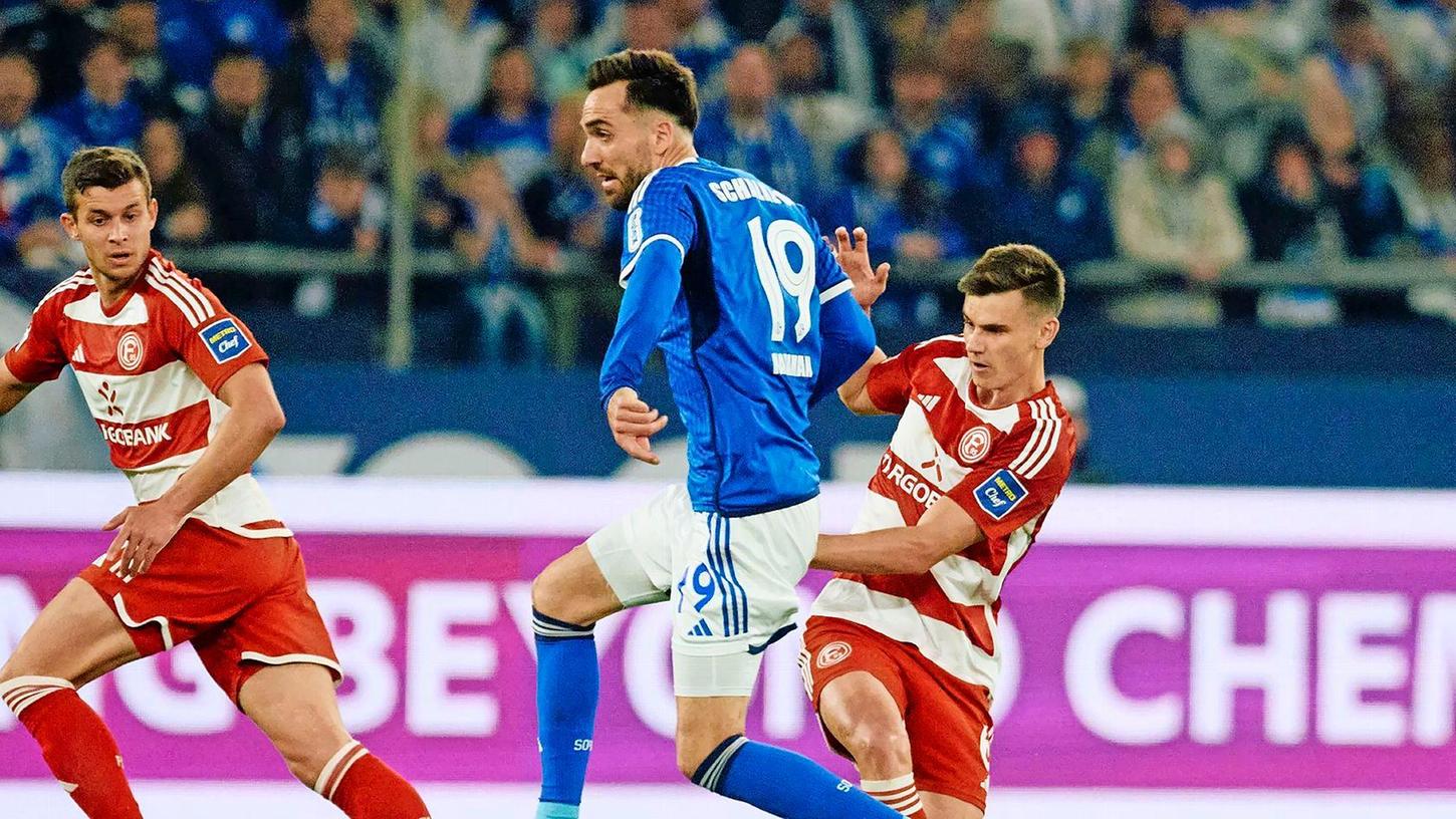 Kenan Karaman (M) und der FC Schalke trennten sich von Düsseldorf 1:1.