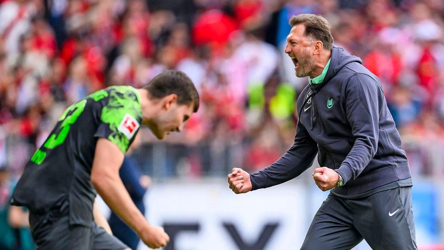 Große Freude bei Ralph Hasenhüttl (r): Der Sieg gegen Freiburg bedeute mehr als drei Punkte, so der Trainer der Wolfsburger.