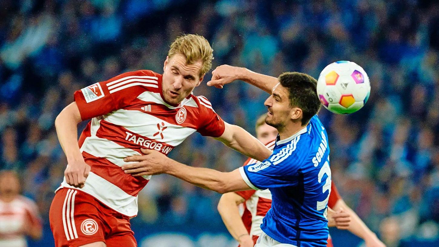Die Düsseldorfer um Stürmer Vincent Vermeij (l) holten beim FC Schalke nur einen Punkt.