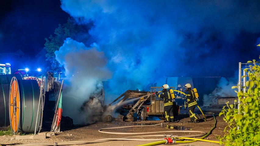 Flammen auf Firmengelände in Oberfranken: Bagger, Lkw und Transporter in Brand - Kripo ermittelt