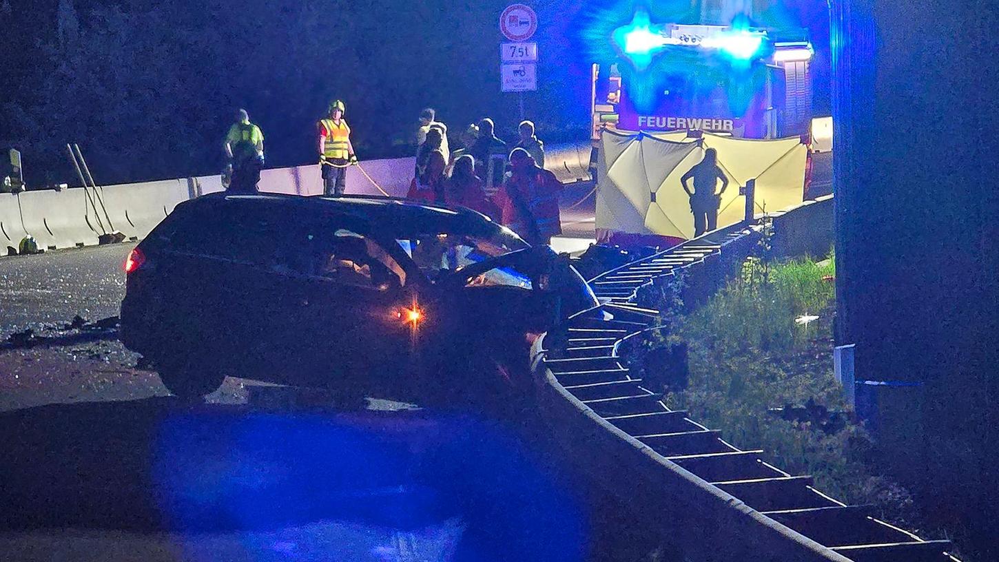  Auf der B16 bei Bad Abbach kam es am Samstagabend (27.04.2024) zu einem tödlichen Verkehrsunfall. Aus bislang ungeklärter Ursache kam ein Motorradfahrer von seiner Fahrbahn ab und kollidierte mit einem Autofahrer.