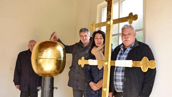 700 Blatt Gold: In Weißenohe strahlt die Kirchturmspitze wieder - mit Inhalt für die Nachwelt