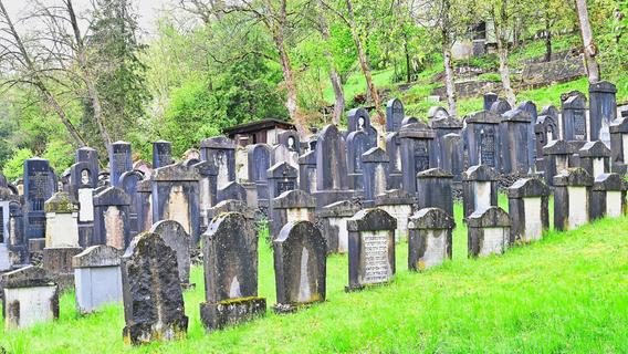 Mittels moderner Technik soll der jüdische Friedhof in Treuchtlingen digital archiviert werden