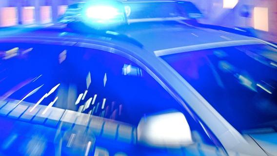 Männer urinieren in Erlangen vor den Augen der Polizei gegen Streifenwagen
