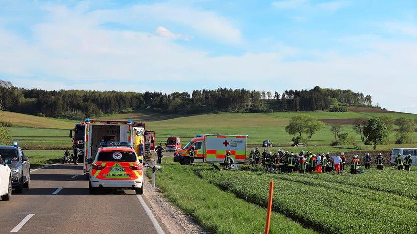 Der Rettungsdienst war mit mehreren Fahrzeugen im Einsatz, auch die Feuerwehren aus Westheim, Hainsfarth und Oettingen waren bei dem schweren Unfall auf der B466 bei Hainsfarth am Samstagabend vor Ort.