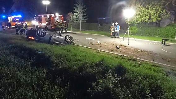 28-Jähriger fährt betrunken und landet mit dem Auto kopfüber im Straßengraben