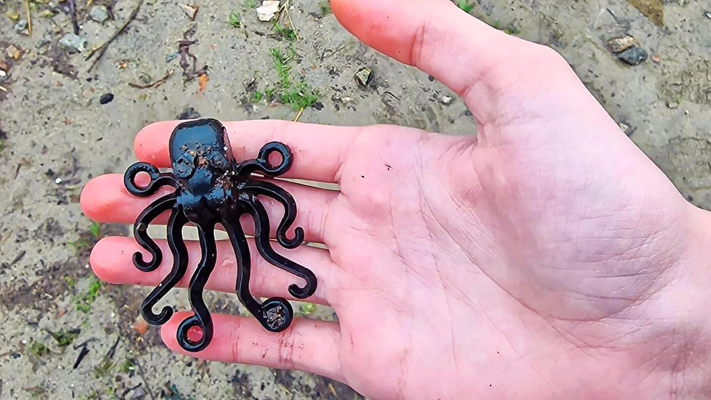 Ein junger Strandsammler findet diesen seltenen Lego-Oktopus in Cornwall.