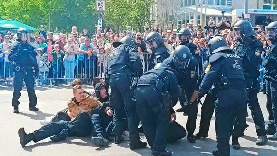 Da schau’ hin! Schwabacher Polizei löst pöbelnden Mob auf – und freut sich über Publikum