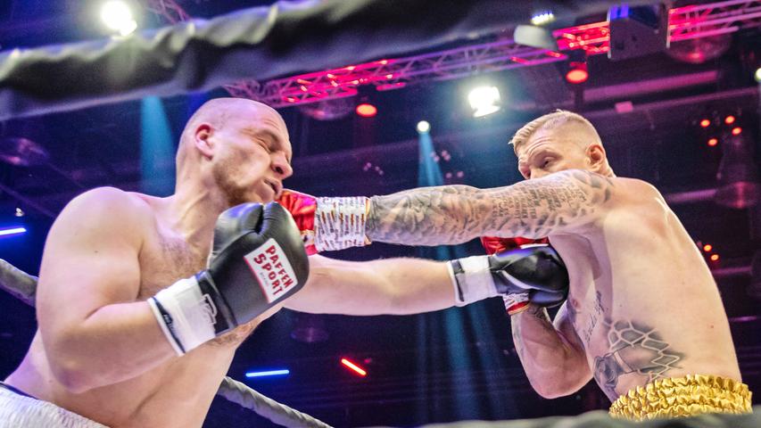 In der Nürnberger Kia Arena fanden am Samstagabend einige Boxkämpfe statt. Höhepunkt war der Fight zwischen dem Nürnberger Armend Xhoxhaj und Hüseyin Cinkara.