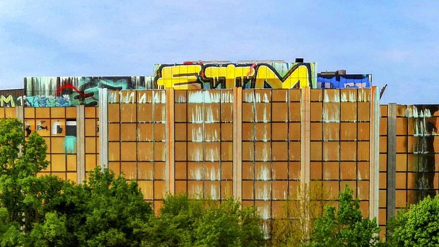 Ein "Lost Place" in Nürnberg: Verfallen, verwittert und mit Graffitis besprüht zeigt sich das Siemens-Areal an der Colmberger Straße.