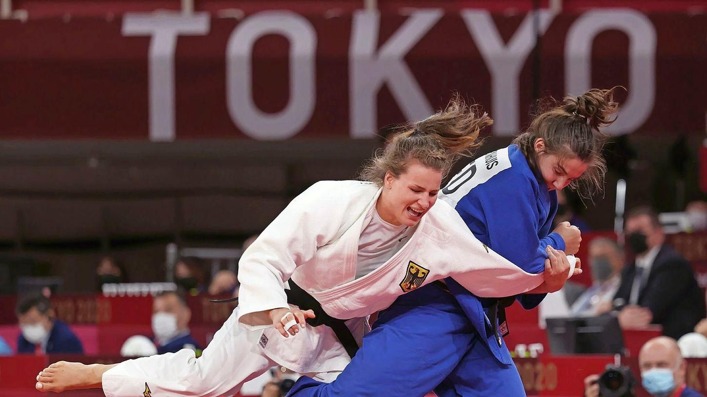 Anna-Maria Wagner aus Deutschland (weiß) hat mit Alina Böhm bei der Judo-EM in Zagreb Medaillen gewonnen.