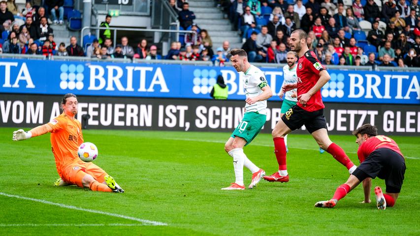 Stritzel! Der Wiesbadener Keeper lässt Branimir Hrgota verzweifeln. Sekunden später trifft der Fürther Kapitän trotzdem zum 2:1-Anschlusstreffer.