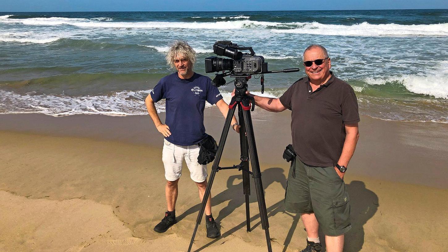 Filmemacher Peter Ponnath aus Cadolzburg mit Assistent Götz Graubner bei Dreharbeiten an der Atlantikküste.
