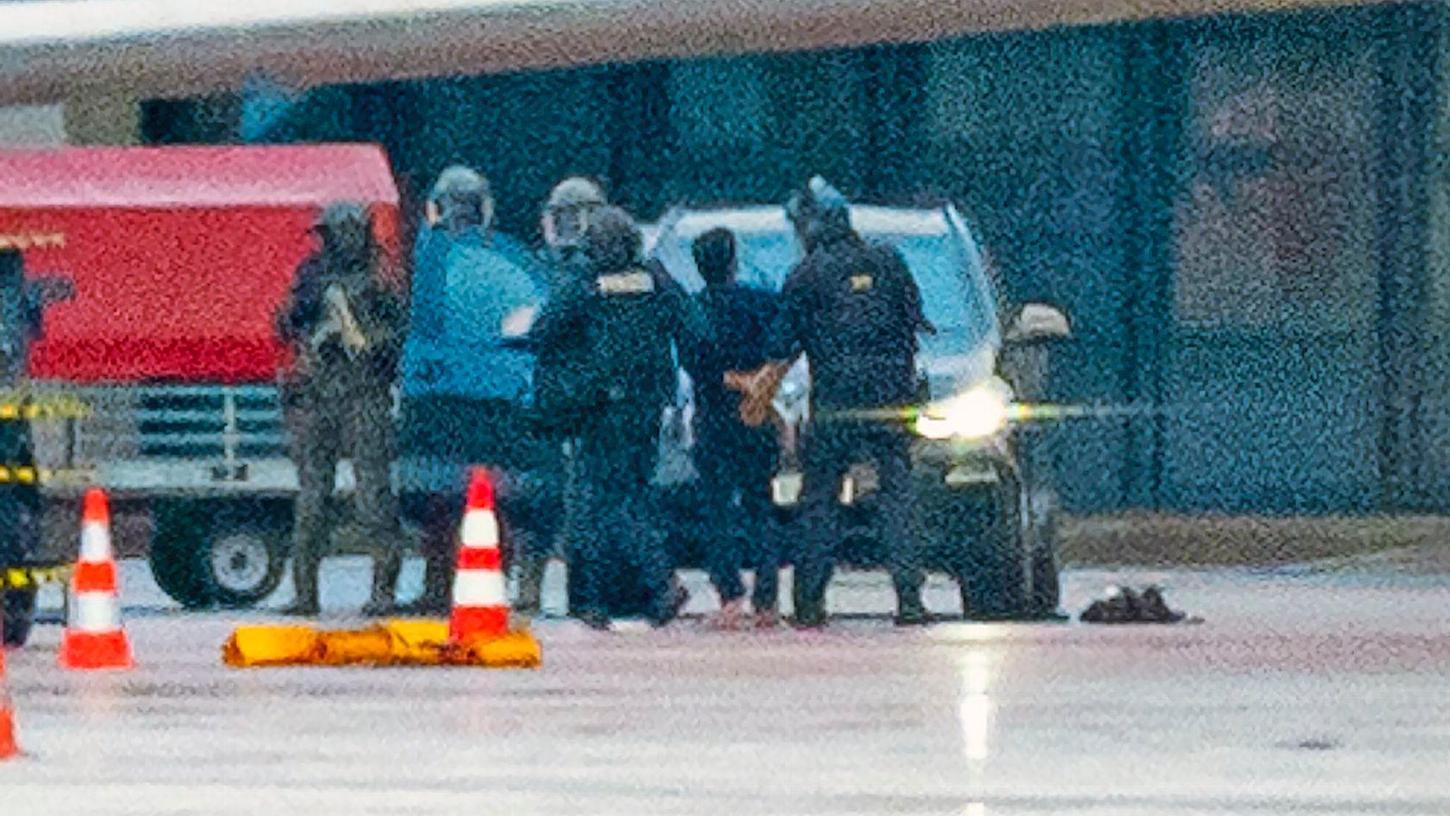 Mit seiner entführten Tochter im Auto soll der 35-Jährige drei Schranken durchbrochen haben und bis auf das Vorfeld des Hamburger Flughafens vorgefahren sein.