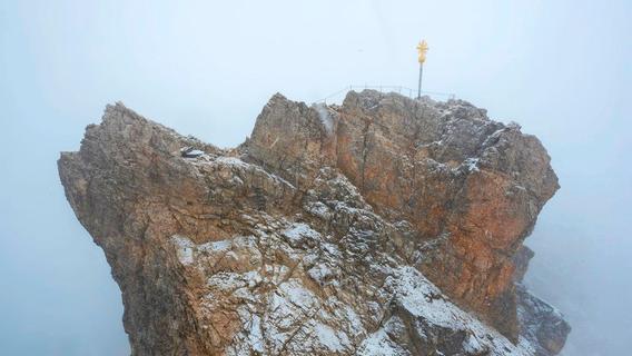 Auf Deutschlands höchstem Gipfel: Zugspitz-Kreuz wird erneut repariert