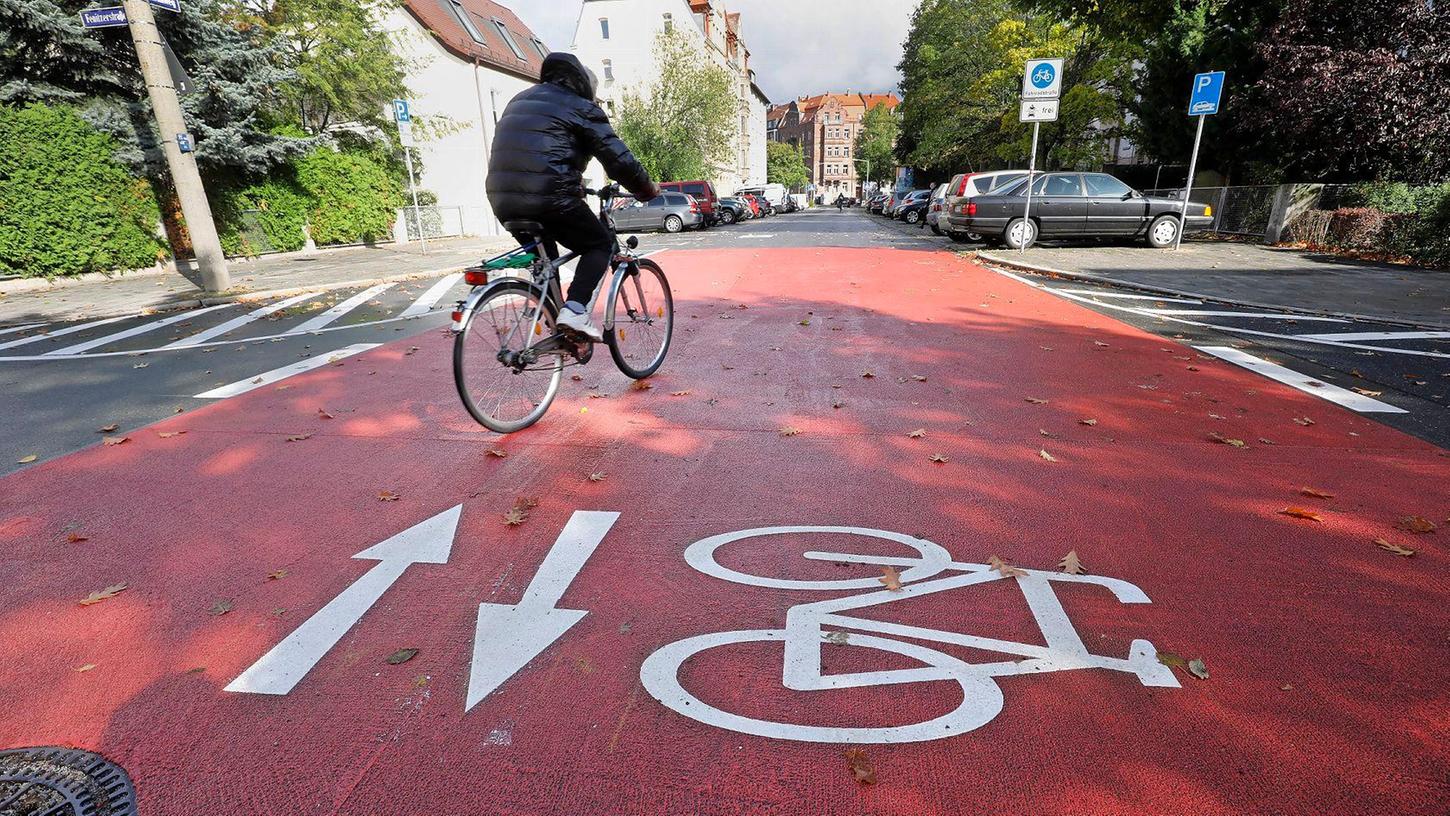 Das Radvorrangroutennetz in Nürnberg: Radler begrüßen es, sehen aber Luft nach oben. Autofahrer und manche Anwohner monieren Behinderungen und fehlende Parkplätze.