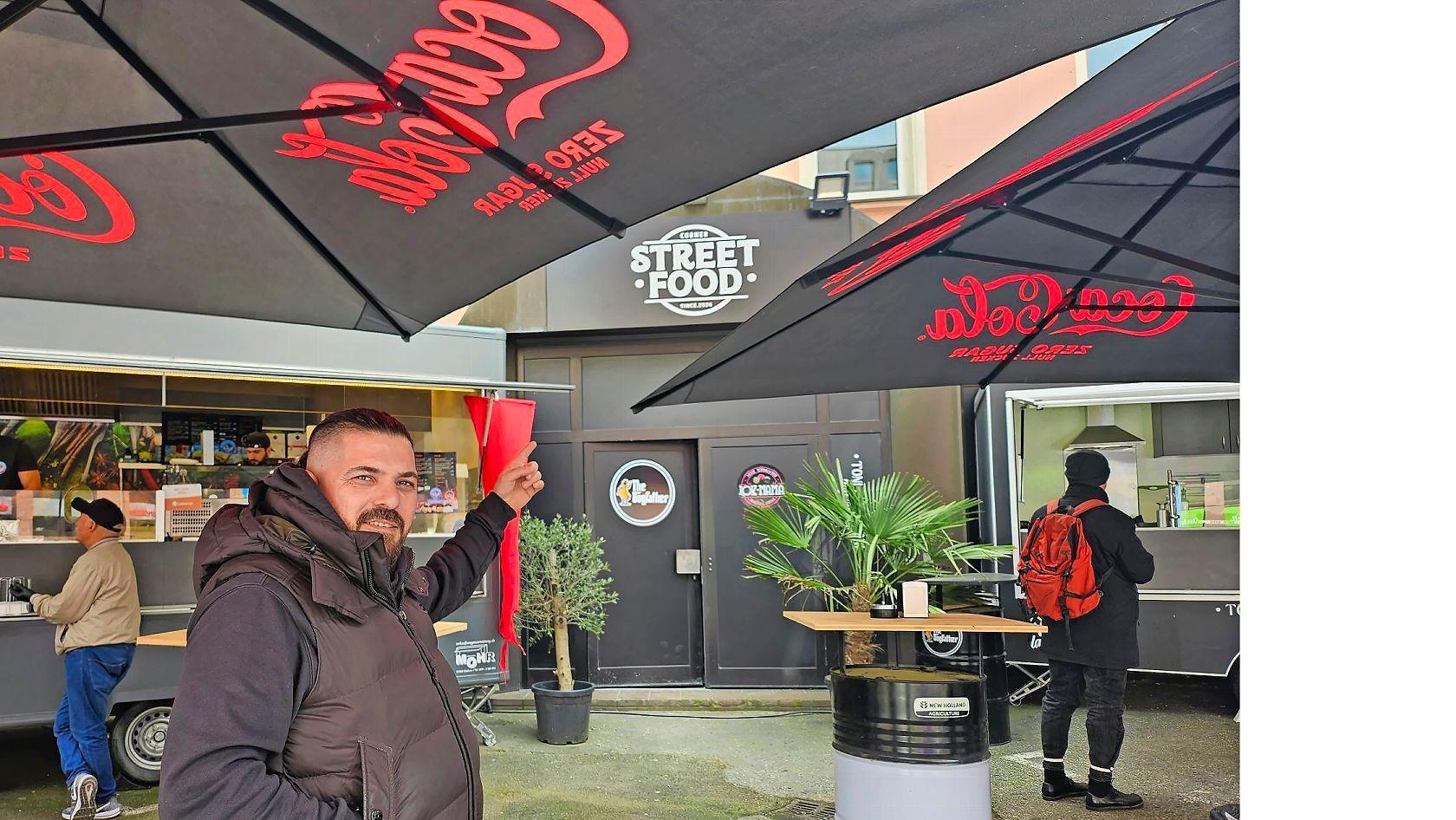 Schon vor einem Jahr sagte er zu seiner Frau und seinem Sohn: „Ich werde den ganzen Parkplatz übernehmen. Ich mache hier Hot Dogs, die sonst keiner hat.“ Vier der fünf Foodtrucks bewirtet Kul selbst.