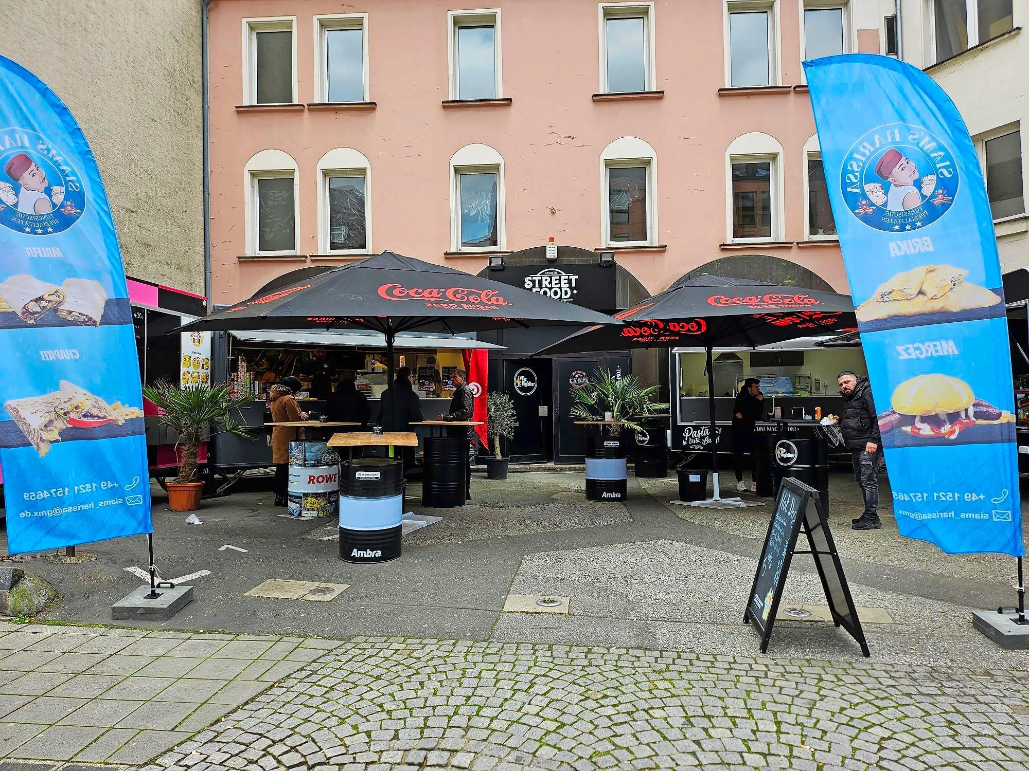 An den Foodtrucks gibt es Smashburger, Hot Dogs, Pasta, tunesisches Streetfood und Lokmas, arabische Teigbällchen.