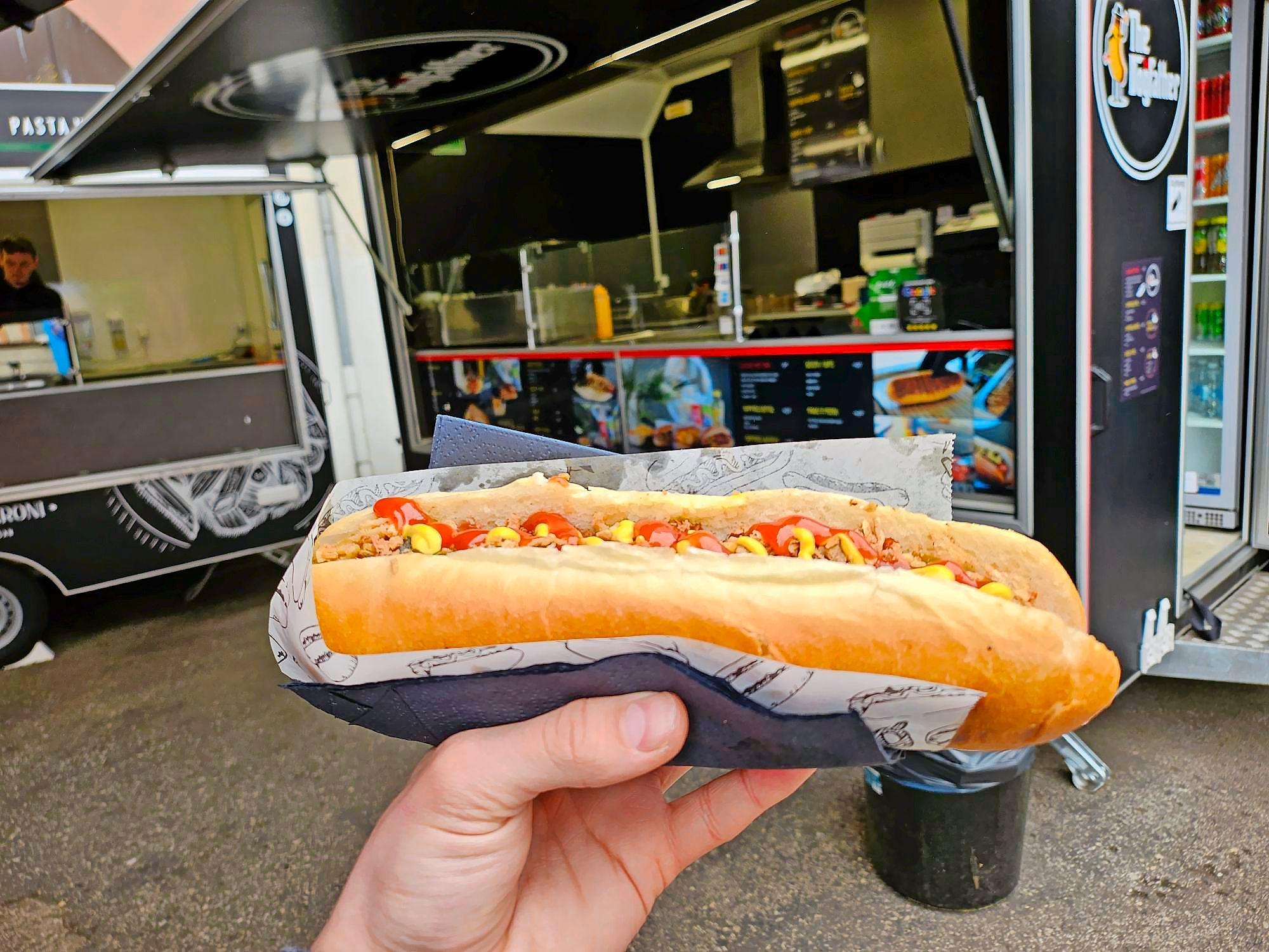 Einen ganz klassischen Hot Dog mit Brioche-Brötchen, gegrillter Rinderwurst, Essiggurken, Röstzwiebeln, Senf und Ketchup gibt es für 5,90 Euro.