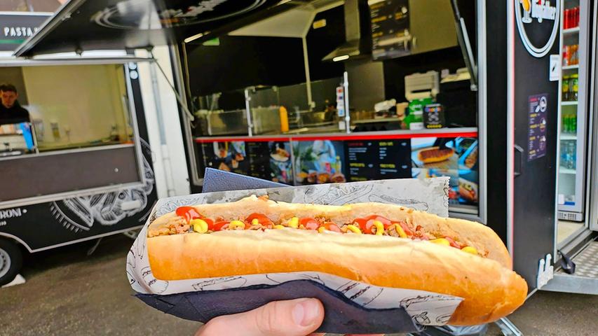 Einen ganz klassischen Hot Dog mit Brioche-Brötchen, gegrillter Rinderwurst, Essiggurken, Röstzwiebeln, Senf und Ketchup gibt es für 5,90 Euro.