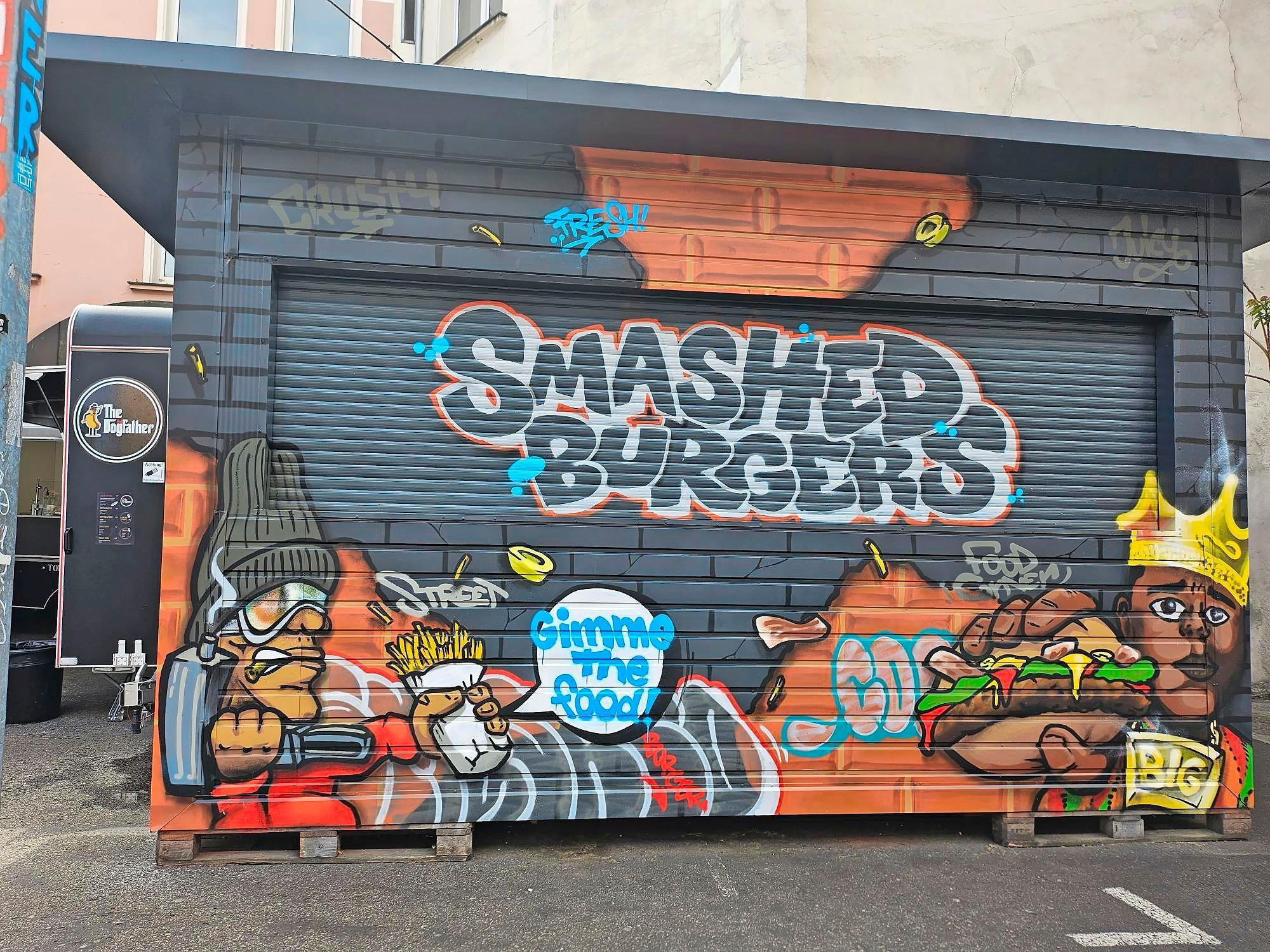 Der Smashburger-Stand ist passend zum Streetfood dekoriert - mit Graffiti.