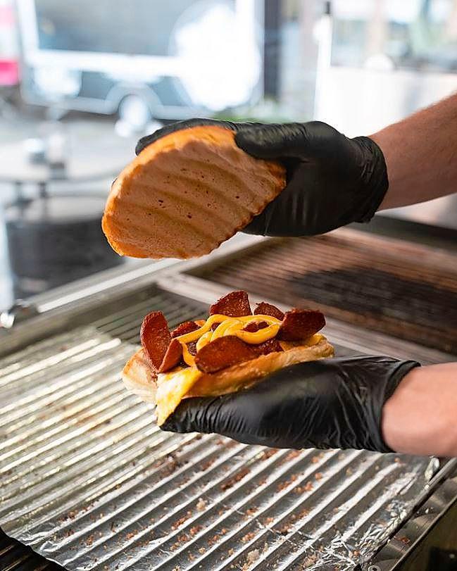 Streetfood-Special freitags und samstags: der Sucuk-Burger.