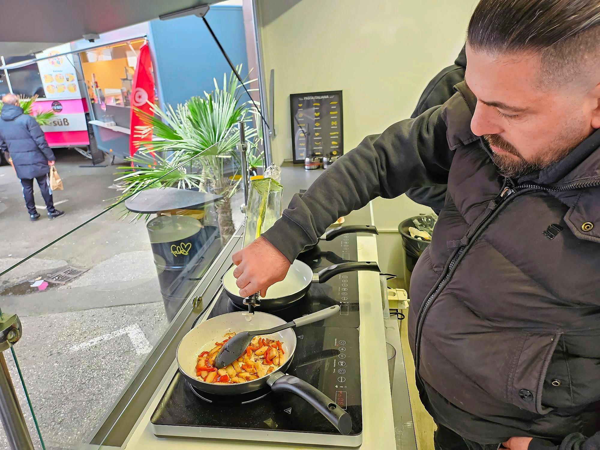 Immer wieder schwingt der Chef selbst den Kochlöffel, verfeinert seine Rezepte, optimiert die Prozesse. Bald soll der Pasta-Stand offiziell öffnen.