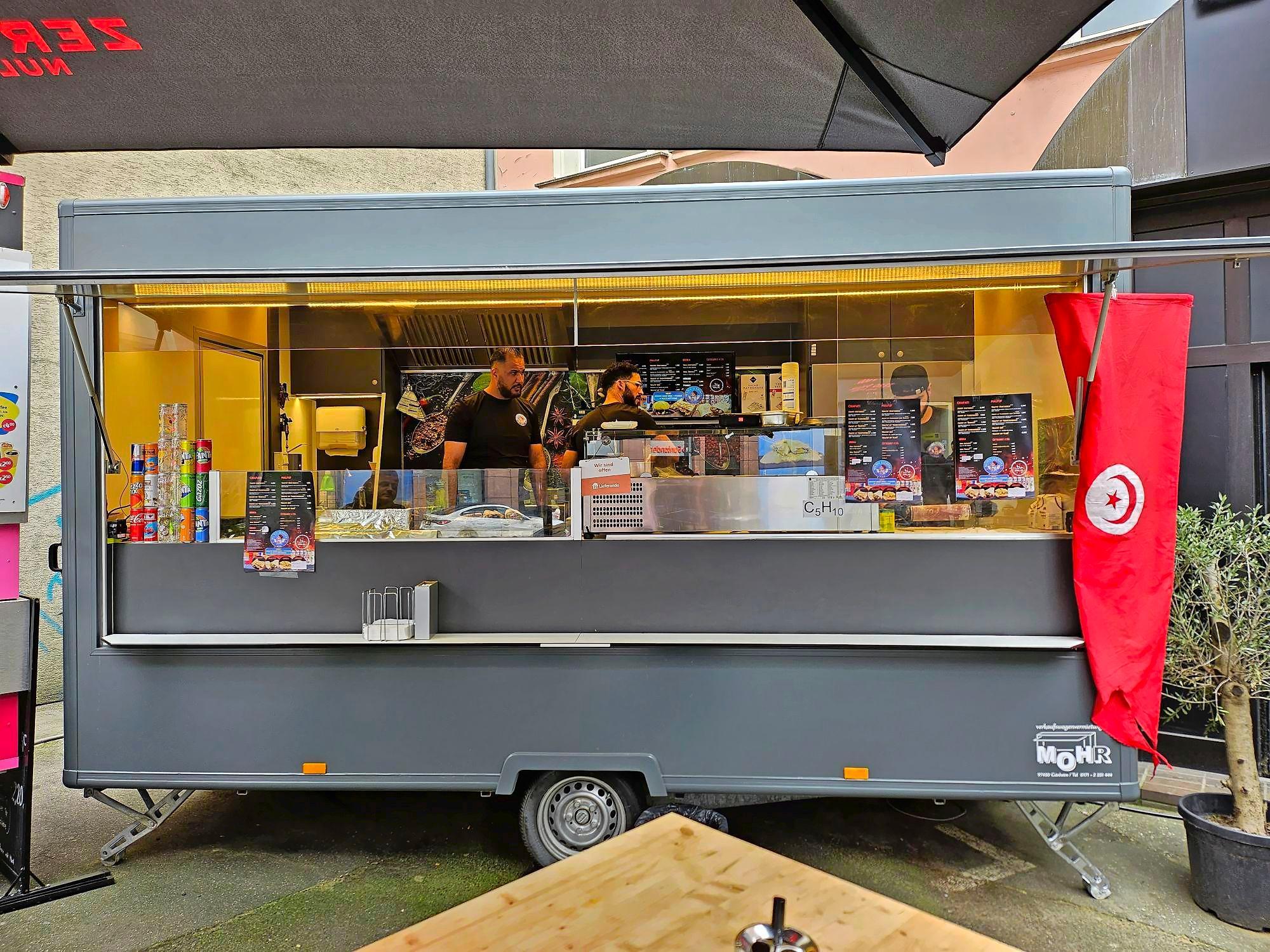 Ein echter Familienbetrieb: Gemeinsam mit seinem Bruder führt Safwene Bessad den Foodtruck "Siam's Harissa", auch die Eltern helfen immer wieder mit. Hier bietet die Familie tunesisches Streetfood an.