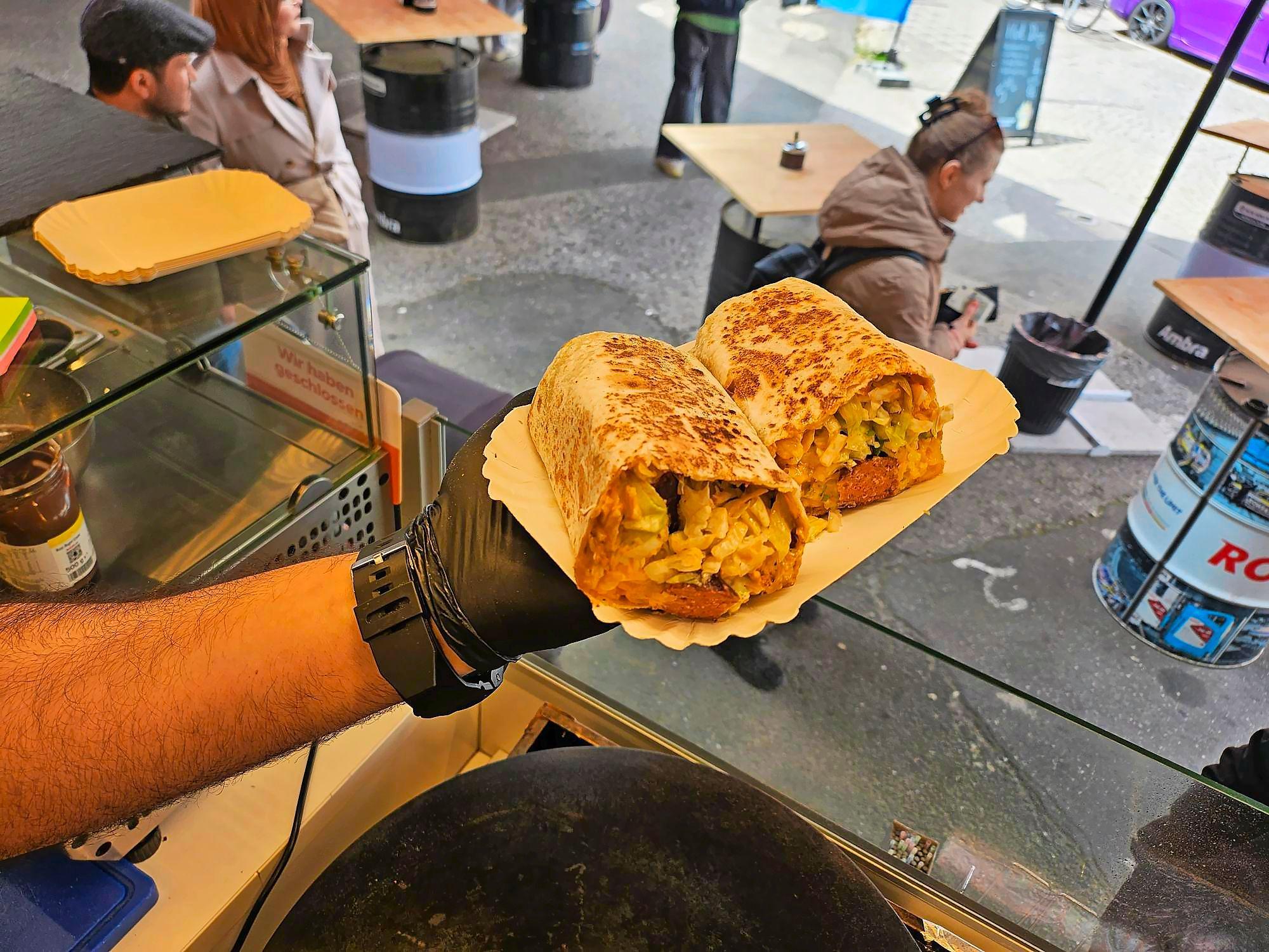 Ebenfalls auf der Karte: Malfuf, eine Art Wrap mit gegrilltem Gemüsepüree, Gemüse und Merguez, einer tunesischen Bratwurst.