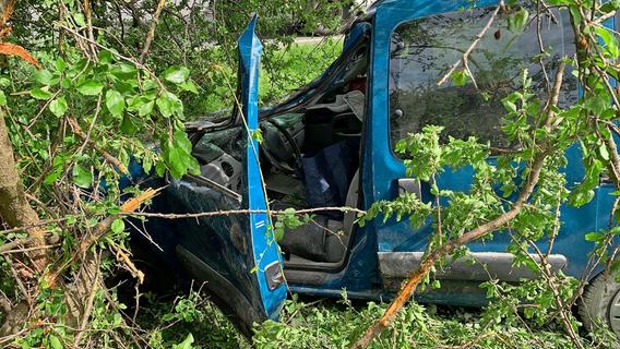 Auto kracht in Weilersbach gegen Wasserdurchlass und wird hoch katapultiert - Fahrer schwer verletzt