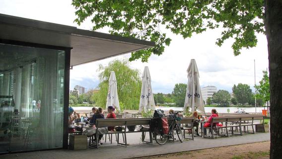 Schirme stehen schon: Eröffnung des Strandcafés am Wöhrder See rückt näher - Wir haben die Details