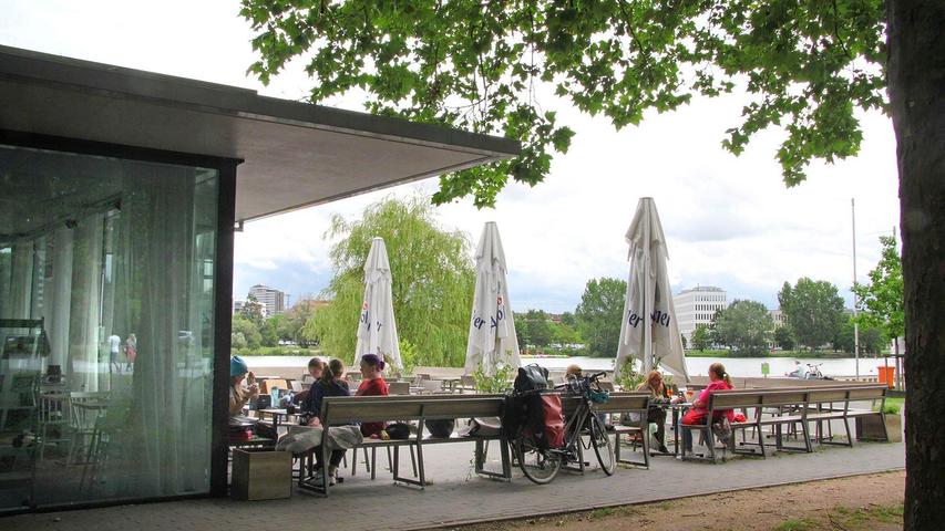 Schirme stehen schon: Eröffnung des Strandcafés am Wöhrder See rückt näher - Wir haben die Details