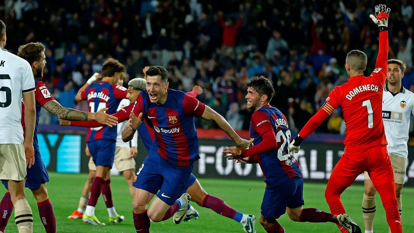 Barcelonas Robert Lewandowski feiert den dritten Treffer seiner Mannschaft während des spanischen La-Liga-Fußballspiels zwischen Barcelona und Valencia im Stadion Olimpic Lluis Companys in Barcelona.